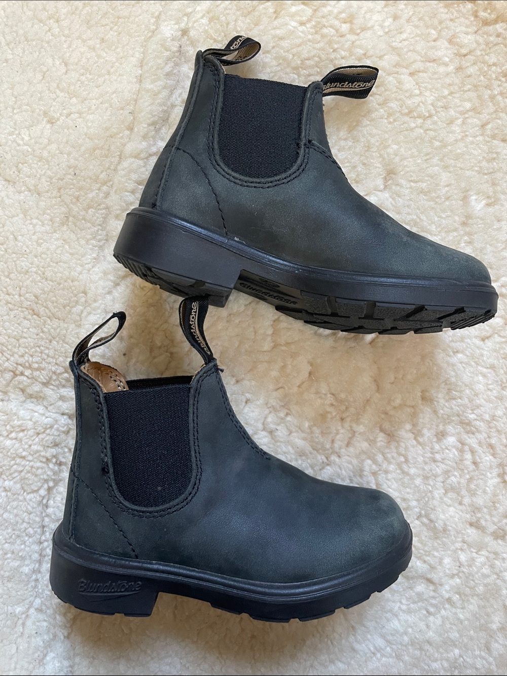 Aus Size 8 little kids Blundstones